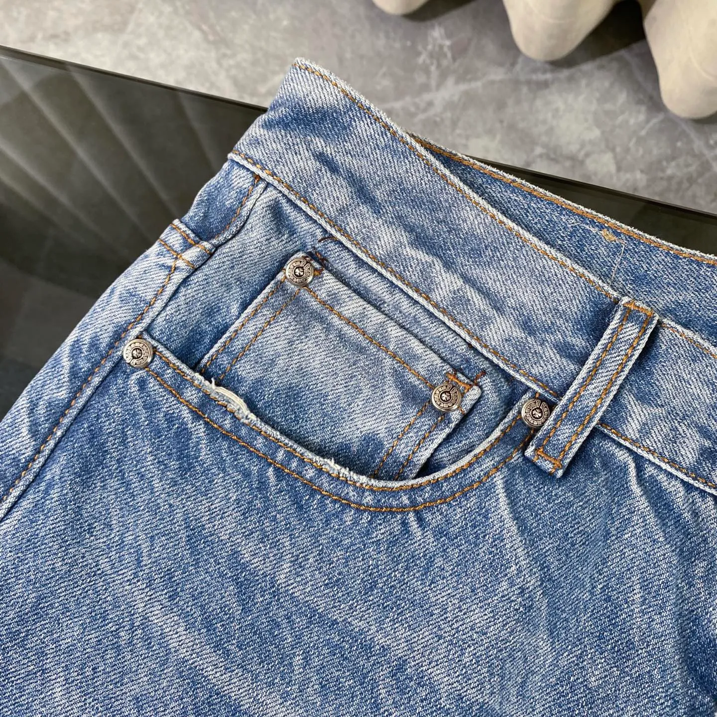 P220 chrome hearts pink cross patch leather jeans vi Top heavy industry fashionable design] Consistent high street luxury style creation. Speaking of this style, the Zangyin family and GU family are definitely the leading representative brands. Especially the Zangyin family has really achieved a state-of-the-art effect in creating high street style. The unique washed material is used to create this style. The color system is quite eye-catching. After it is decorated with patchwork cross flowers, it cleverly highlights the charm of the brand. Secondly, this style uses classic The classic high-waist cutting design highlights the long legs and fashionable temperament of the upper body. The brand is highly recognizable and the slim fit configuration is more suitable for daily wear. It is a product that interprets personality, fashion, and specifications at a glance. This single product is enough to make any fan excited. It can be a white T-shirt for youthful preppy style, or a tight suspender for lady style. It has strong matching ability and can be easily controlled by men.  [Materials and craftsmanship] Needless to say, this point goes without saying. As an excellent craftsman brand, Zangyin’s requirements for details and craftsmanship are really perfect. The washed color of this model has gone through so many processes, not to mention the embellishment of denim appliques. It is also purely hand-made and sewn. Just like what they believe in, only hand-made things have soul and have the meaning of wear. A top-notch heavy-duty fashionable denim item, I look forward to your perfect interpretation! !  Size:28-36